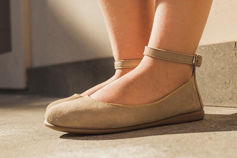 Cómo combinar estilos de vestir con zapatos de color crudo