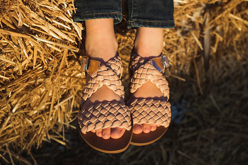 Cómo combinar estilos de vestir con zapatos de color nude