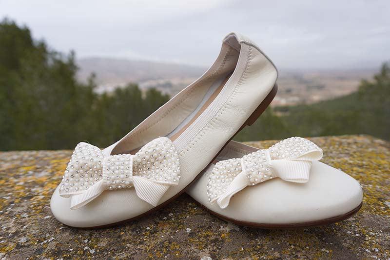 Cómo elegir los mejores zapatos de niña para la Primera Comunión|Bailarina alfa beig de lazo con perlas|Bailarina alfa beig con pulsera de perlas|Bailarina champagne con lentejuelas|Bailarina metalcris pegaso de ballet