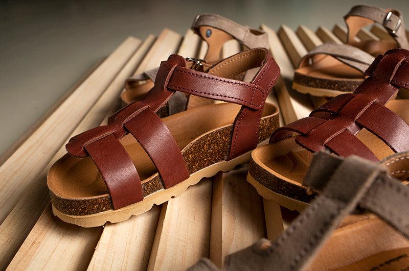 SANDALIAS CON SUELAS DE CORCHO DE PAPANATAS: ERGONOMÍA Y COMODIDAD