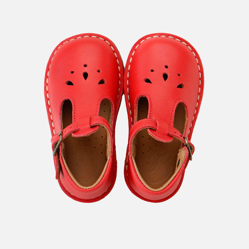 Zapato Pepito clásico de piel rojo con hebilla y picados  Eli Classics | Eli 1957