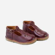 Zapato Pepito clásico de piel burdeos con hebilla y picados  Eli Classics | Eli 1957
