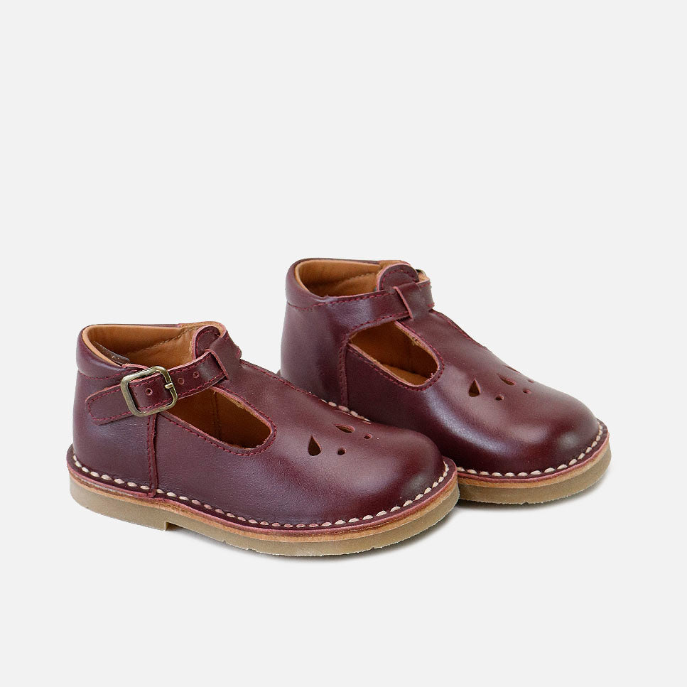 Zapato Pepito clásico de piel burdeos con hebilla y picados  Eli Classics | Eli 1957