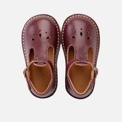Zapato Pepito clásico de piel burdeos con hebilla y picados  Eli Classics | Eli 1957