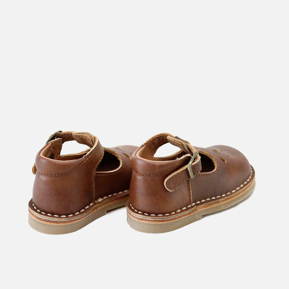 Zapato Pepito clásico de piel marron con hebilla y picados  Eli Classics | Eli 1957