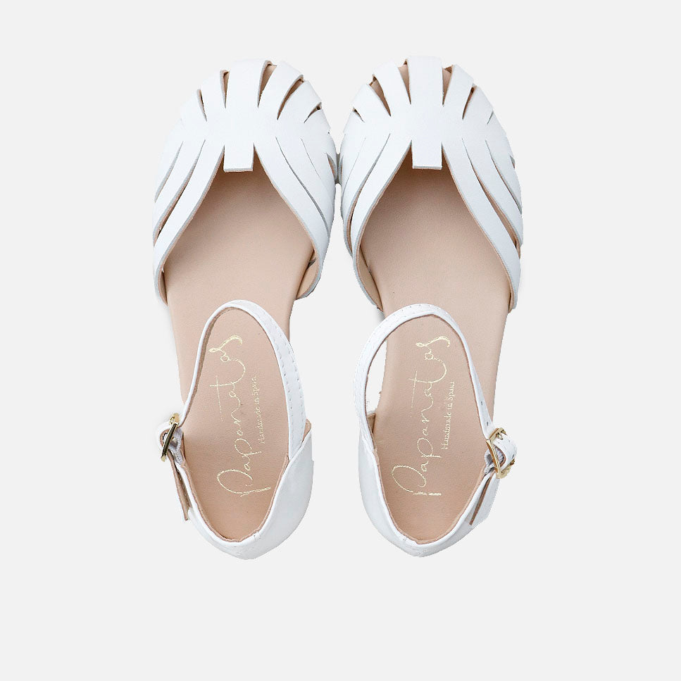 Merceditas de piel blanca calada Papanatas | Eli 1957