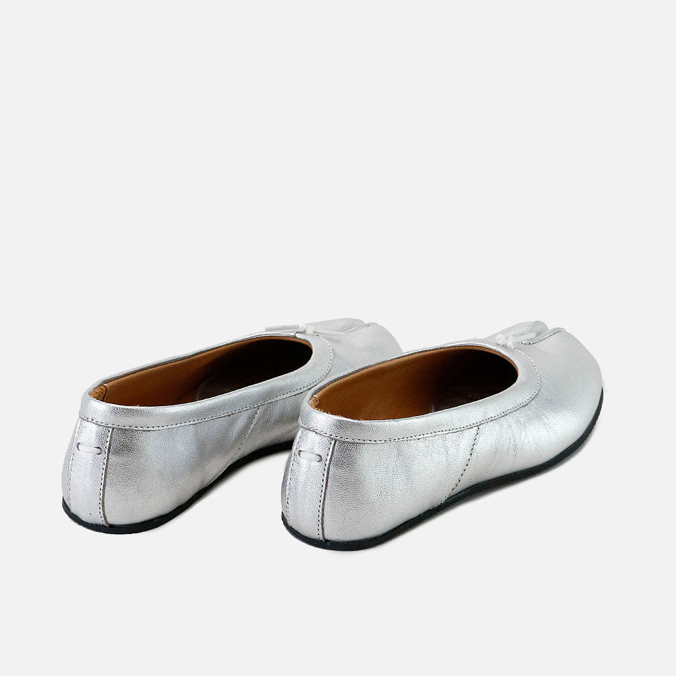 Ballerines d'inspiration japonaise en cuir métallisé argenté Eli | Éli 1957