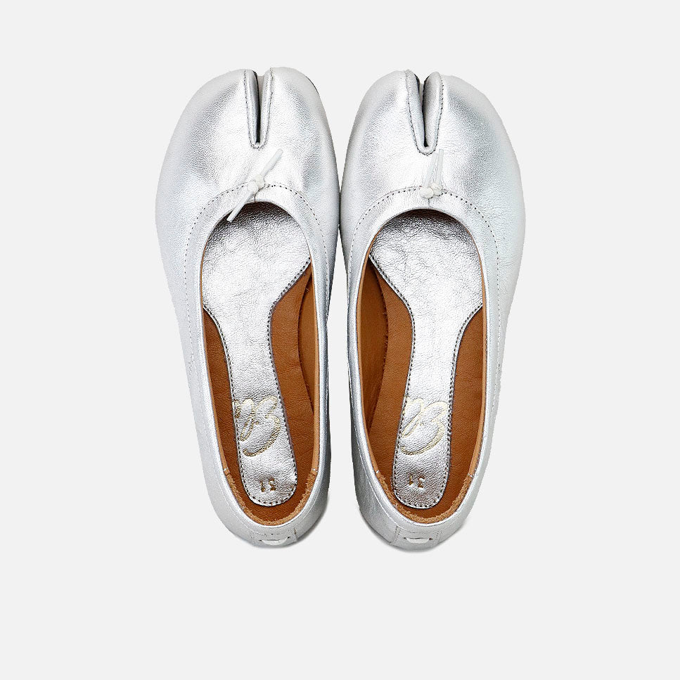 Ballerines d'inspiration japonaise en cuir métallisé argenté Eli | Éli 1957