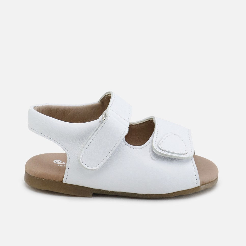 Sandalias-Blancas-Cierre-Adherente-Cucada.jpg