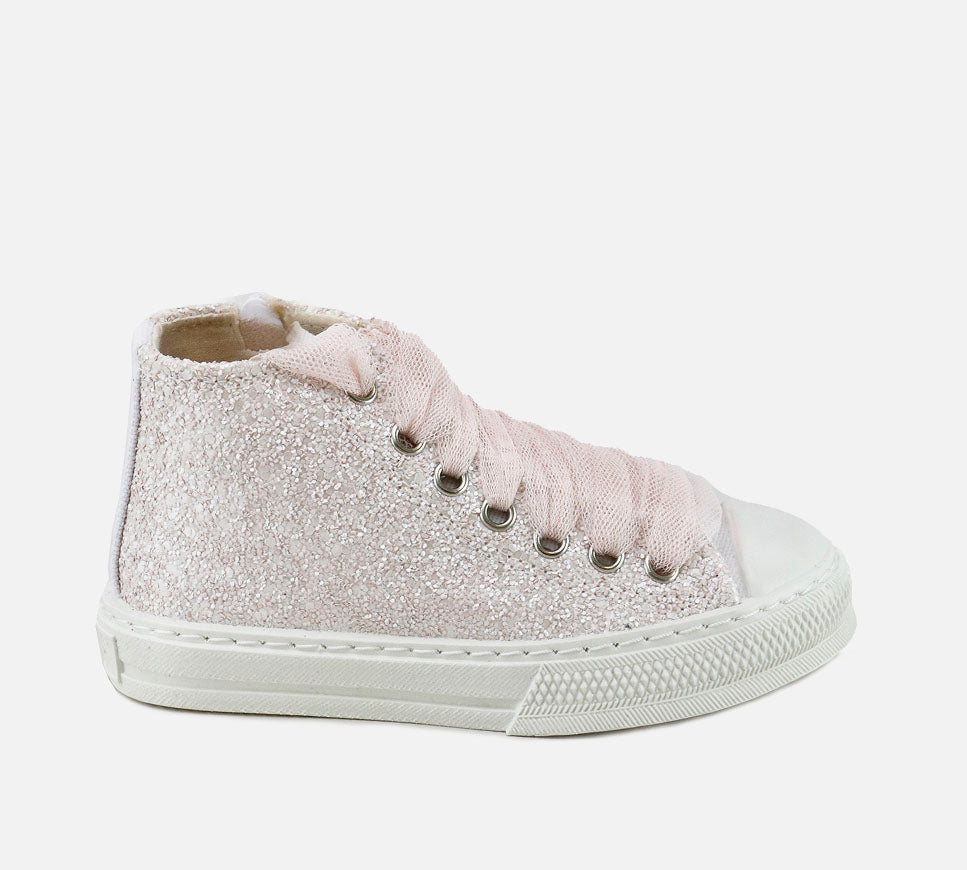 Women's sports shoes